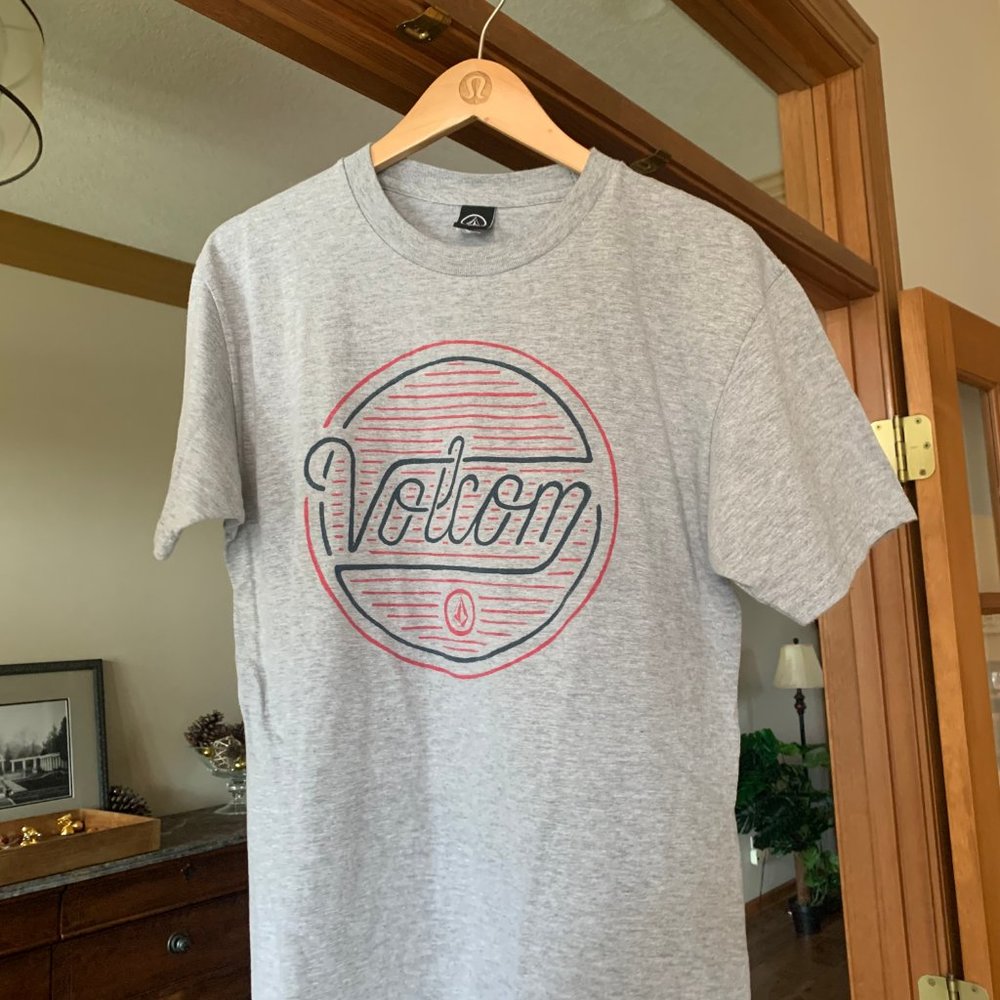MENS SIZE MEDIUM VOLCOM T-SHIRT
